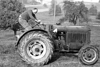 1969  Hinteralbis /  Bauer Hans Zaugg mit seinem altem Traktor: Marke «International» Jg. 1925, Benzin/Dieselbetrieb, 3 Gänge : Hinteralbis