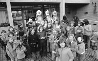 1975  Samichlausbesuch  vor dem Gemeindehaus organisiert vom Gewerbeverein