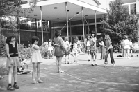 1976  Schulhaus im Widmer / Pause