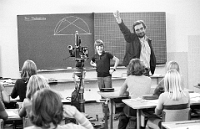 1976  Filmaufnahmen des Schweizer Fernsehens zu "Landschaft des Schülers" von Ernst Eggimann Schulhaus Widmer, Langnau.