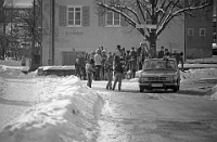 1970  Wintersport auf dem Albis / Langnau Oberdorf, warten aufs Postauto für die Fahrt auf den  Albis