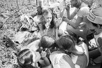 1979  5. Kl. Wolfgraben auf Exkursion im Sihlwald /  das Nielenrauchen wird ausprobiert