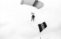 1979  Dorfturnier / der Matchball wird von Langnauer Fallschirmspringern eingeflogen