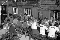 1970  Langnauer Ferienhaus «Piz Beverin», Obertschappina GR / Klassenlager 6.Klasse, Widmer / Frühstück auf der Terrasse : Klassenlager 6. Klasse Langnau
