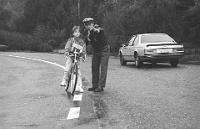 1988  Verkehrsunterricht mit Polizist Martin Wattenhofer /  Bumi kriegt Anweisungen