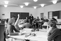 1972  Oberstufenschulhaus Vorderzelg / Besuch im Klassenzimmer von Reallehrer Fritz Schlatter