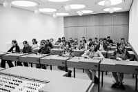 1972  Oberstufenschulhaus Vorderzelg Besuch im Sprachlabor