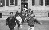 1996  Wolfgraben /  Schulkinder stürmen ins Freie.  Foto für Abstimmung zur Fünftagewoche an der Schule Langnau