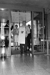 1998  Hanspeter Baumgartner bringt die Urne mit den Stimmzetteln vom Altersheim ins Gemeindehaus