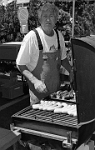 1998  Einweihungsfest des neuen Tanklöschfahrzeuges /  Jack Schweizer, Grilleur