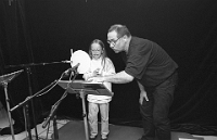 1999  Projektwoche „Lesen“, Schulhaus Wolfgraben /  Hörspielregisseur Radio SRF Buschi Luginbühl erklärt
