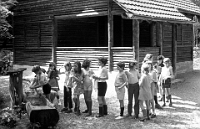 1972  Krebsächerlihütte /  Schüler am Brunnen