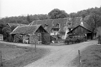 Juni  8.5.1975 / Liegenschaft Hasengarten, Westseite. Heute Oekonomiegebaeude des Wildnisparkes Langenberg