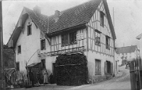 August  1911 / Wohnhaus oberhalb der Neuen Dorfstrasse 37 (Arzthaus). Zusammen mit der oberhalb angebauten Schuhmacherei Hotz in den 1960er Jahren abgebrochen