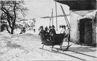 1918 Albispass, Wintersport  Vor dem ehemaligen Restaurant / Bauernhaus «Windegg».