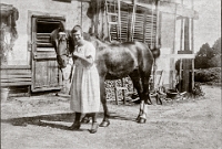 Um 1915  Albispass, Hirschen  Wirtin Frieda Gugolz-Schoch vor dem Stall ihres nördlich des Hirschen gelegenen Bauern­gutes