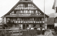 1916  Hinteralbis  Familie Elisabeth Zaugg-Rüfenacht vor ihrem Wohnhaus