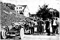1911  Automobil-Zuverlässigkeitsfahrt auf der Bergstrasse Adliswil-Albis.  Herr Mathis aus Strassburg, der Gewinner des Schnelligkeitspreises am Start
