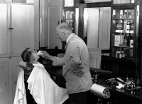 1969  Coiffeur Wirth, mit Kunde Otto Braun in seinem Salon  / Ecke Schlossstrasse - Neue Dorfstrasse
