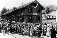 1924  Ankunft des ersten elektrischen Sihltalbahnzuges.