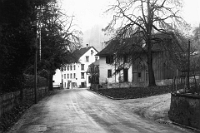 1930  1930 / ehemaliges Bauernhaus vis à vis Restaurant Rank, mit alter Strassenführung