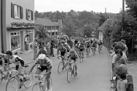 1975  Tour de Suisse Durchfahrt zum Bergpreis auf der Höhe des Gemeindehauses