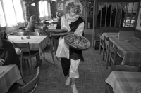 1985  Nidlete im Hirschen auf dem Albispass. Wirtsfrau Tina Hegnauer.