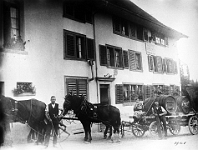 1921  Albispass, Hirschenwirt Jakob Gugolz und seine Frau Frieda mit frischem Teufener Wein.