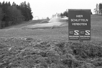 1977  Albispass. Der «Blick» versuchte im Dezember 1977 mit Schneekanonen eine Piste für ein Neujahrsskirennen herzustellen.