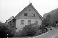 1969  Haus «zum Windegg» im Unteralbis, Bewohner Hans Syfrig auf dem Weg zur Sennhütte