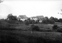 1920  Mittelalbis, das talseitige Bauernhaus brannte 1921 nach einem Blitzschlag vollständig ab