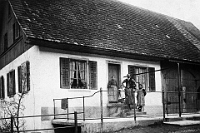 1910  Bauernfamilie Bürgi vor ihrem Haus «zum Windegg» im Unteralbis.