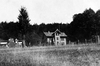 1906  Mit dieser Ansichtskarte gratuliert Pfarrer Urner der Sigristin Lina Baumann zum Namenstag.