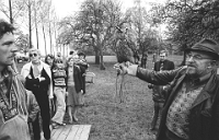 1980  Jungtierschau im Hasengarten. Jean Bopp mit Uhu «Butz»