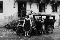 1928  Restaurant Hasengarten mit Gästen. Beim Gasthaus stand auch eine der ersten Benzin-Zapfsäulen Langnaus.