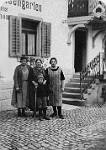 1925  Restaurant Hasengarten, in der Mitte Anna Haas mit Sohn Ernst Haas (†1985)