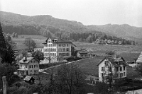1973  Schulhaus Wolfgraben mit WC-Häuschen und Kohlenlager