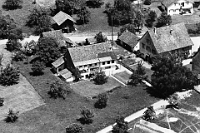 1940  Pfarrhaus und westlich davon das einstige Sigristenhaus. Das Sigristenhaus dient um 1815 Lehrer Heinrich Hitz auch als Schulhaus