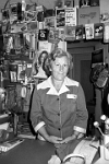1982  Hanna Fritschi in ihrem Haushaltwaren-Laden an der Alten Dorfstrasse