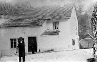 1920  Neue Dorfstrasse. Schuhmacher Hitz vor seiner Werkstatt.