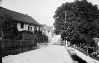 1920  Neue Dorfstrasse, auf der Strasse der Brotwagen der Bäckerei Ringger