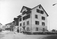 1960  Neue Dorfstrasse. Abbruch des Wohnhauses wegen Erstellung der Breitwiesstrasse