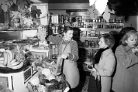 1981  Neue Dorfstrasse, Eröffnung eines Kolonialwarenladens in der ehemaligen Bäckerei Baumann.