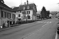 1988  1988 / Neue Dorfstrasse. Spezereiwarenladen vor dem Abbruch
