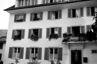 1935  Alte Dorfstrasse 2, ehemalige Post Langnau, auf dem Balkon Posthalter Carl Schärer