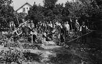 April  1904 / Schulgarten Wolfgraben : 1905, im Schulgarten beim Schulhaus Wolfgraben