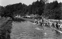 Juni  1910 / Baden im Spinnereikanal : ca. 1910 badende Knaben im Spinnereikanal Langanu