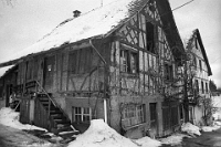 Februar  10. 12.1980 / Bauernhaeuser in der Schwerzi, vor der Renovation.