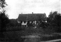 April  um 1920 / ehemaliges Sigristenhaus bei der reformierten Kirche. Es diente um 1814 auch als Schulhaus.