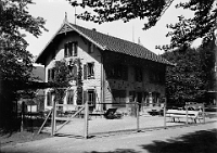 Februar  1903 / Restaurant im Wildpark. Beschriftung über der Tuere: «Restauration zum Hirschgarten» : 1903 Restaurant im Wildpark Langenberg, Wirt: Hausammann